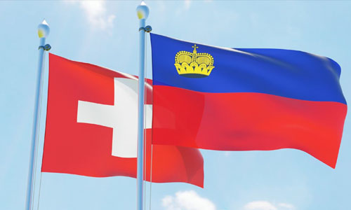 Die Schweizer und Liechtensteiner Flagge wehen im Wind
